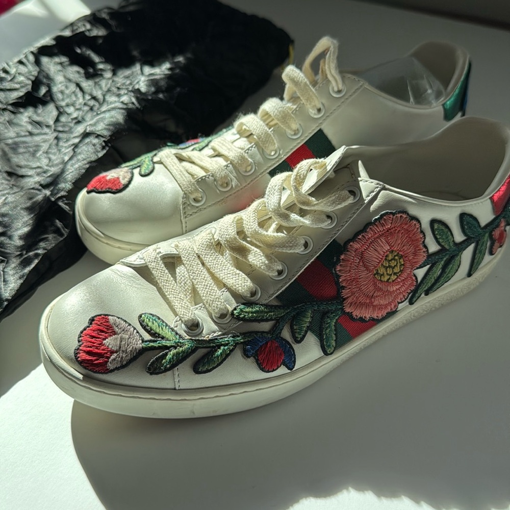 GUCCI SNEAKERS- Gently worn, low top